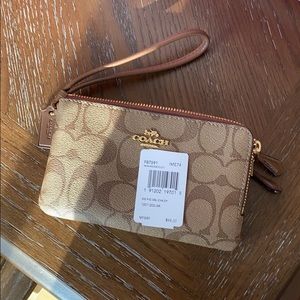 MAKE AN OFFER!! 🌟 COACH wristlet — BRAND NEW!